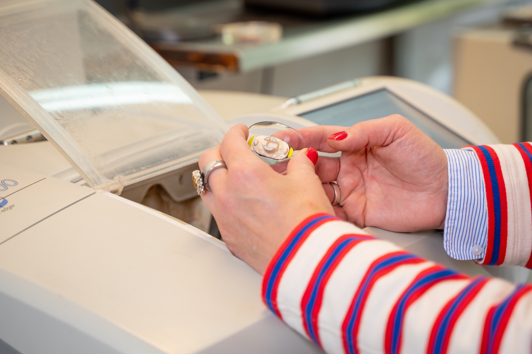 Detailaufnahme der Arbeit im Optikhandwerk